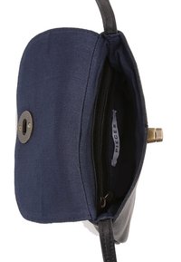 Axelremsväska i marinblått tyg med ett innerfack med dragkedja, metallstängning och svart axelrem. Har en texturerad utsida och en etikett på insidan.