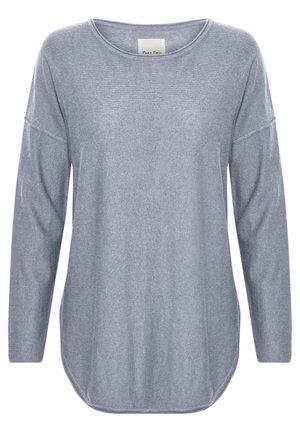 Maglione grigio chiaro a maniche lunghe con scollatura rotonda, vestibilità comoda, cuciture laterali e una consistenza morbida. L'etichetta riporta "Part Two."
