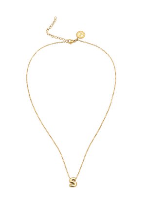 Delikat guldkæde med justerbar lås og en lille guldfarvet vedhæng formet som bogstavet "S".