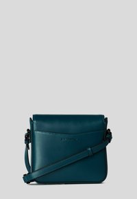 Borsa a tracolla in pelle verde acqua con chiusura a patta, tracolla regolabile e logo in rilievo sul davanti. Texture liscia e forma strutturata.