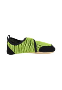 Groene mesh instapper met zwarte accenten, voorzien van een textuurzool en een afgeronde tekening voor ademend vermogen en comfort.