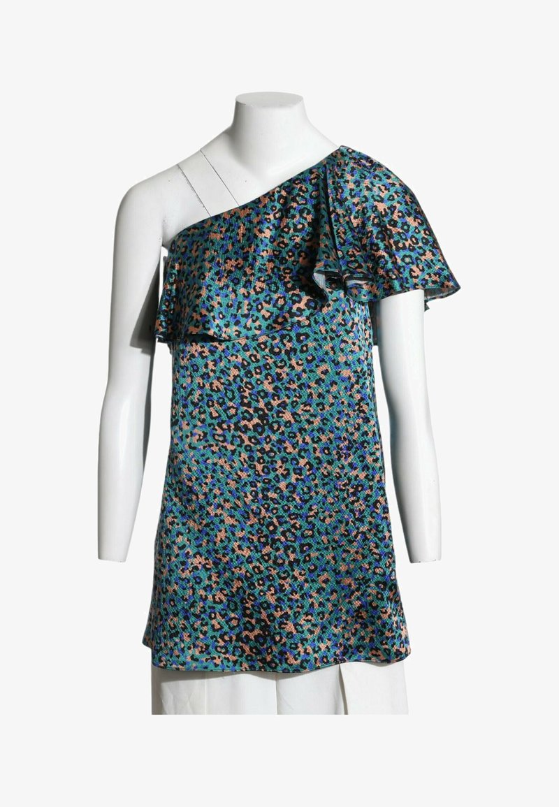Robe asymétrique à volant bleu et rose imprimé léopard sur un buste de mannequin blanc.
