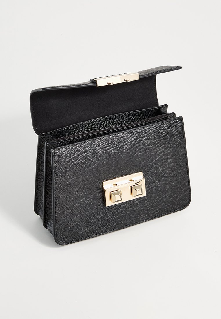 Schwarze Leder-Clutch mit texturierter Oberfläche, goldenen Beschlägen und einem Verschluss. Das Innere verfügt über mehrere Fächer zur Organisation.