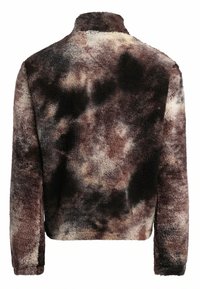 Fleece-Jacke mit hohem Kragen, versehen mit einem braun- und cremefarbigen Batikmuster, langen Ärmeln und weichem, strukturiertem Stoff.