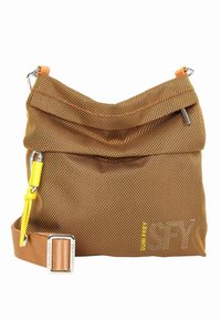 Borsa a tracolla marrone con texture, con parte superiore plissettata, cinturino di accento giallo e hardware argentato. Presenta un logo del marchio discreto e una tracolla regolabile singola.