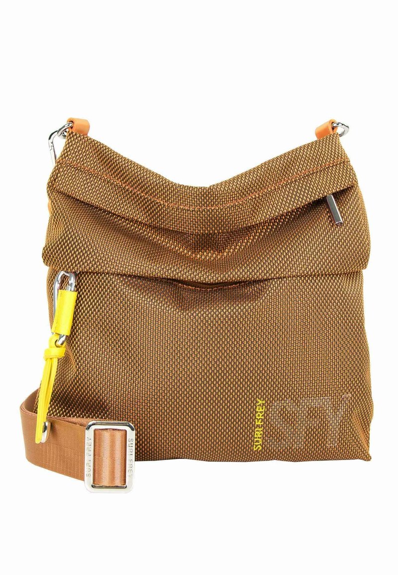 Sac bandoulière texturé marron avec un haut plissé, une sangle accent jaune et du matériel en argent. Il présente un logo de marque subtil et une seule sangle ajustable.