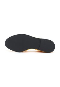Sole di scarpa in gomma nera con superficie texturizzata, caratterizzata da una forma arrotondata e un accento giallo lungo il bordo. Adatta per vari stili di calzature.