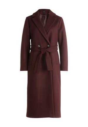 Long manteau en laine bordeaux avec larges revers, fermeture à double bouton et ceinture en tissu assorti nouée à la taille.