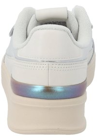 Vit sneaker med en slät läderöverdel, vadderad krage och en iriserande detalj på hälen. Platt, robust sula med sömnadsdetaljer.