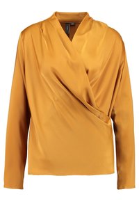 Musztardowożółta bluzka o kopertowym kroju, długich rękawach i gładkiej, jedwabistej fakturze z delikatnym układem fałd i dekoltem w szpic.