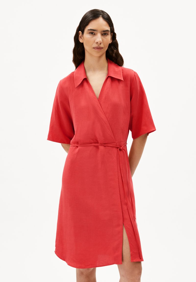 Rotes Wickelkleid mit kurzen Ärmeln, einem Kragen und einem Bindegürtel. Verfügt über einen seitlichen Schlitz und besteht aus leichtem Stoff mit einer glatten Textur.