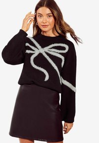 FRONT - Strickpullover - black
