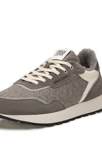 Baskets en daim gris et en laine avec un accent en cuir crème, lacets ronds et semelle en caoutchouc épaisse. Présente un dessus texturé et un logo sur la languette.