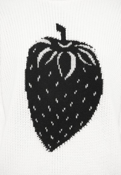 Camisola de malha preta e branca com um grande padrão de morango preto com detalhes brancos, sobre um fundo branco texturizado.