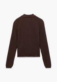 Brązowy sweter z dzianiny o prążkowanej fakturze, z długimi rękawami i kołnierzykowym dekoltem. Projekt jest skrócony w talii.