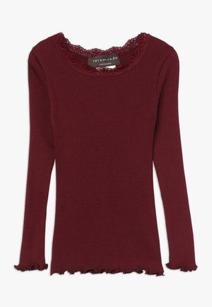 Bordový žebrovaný top s dlouhým rukávem, kulatým výstřihem lemovaným krajkou a volánkovými manžetami a lemem, označený Rosemunde Copenhagen.