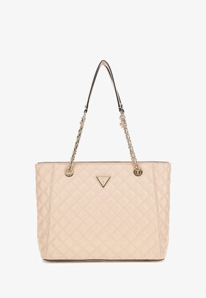 Borsa tote trapuntata beige dalla forma piatta, con tracolle a catena e un emblema con il logo G sulla parte anteriore. Superficie liscia e testurizzata.