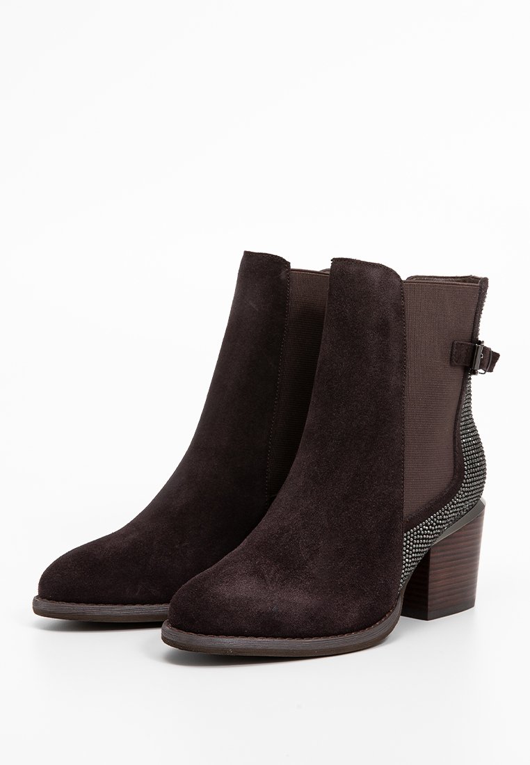 Botas de tobillo de ante marrón oscuro con un panel lateral estampado, tacón cuadrado e insertos elásticos. Presenta una hebilla decorativa en un lado.