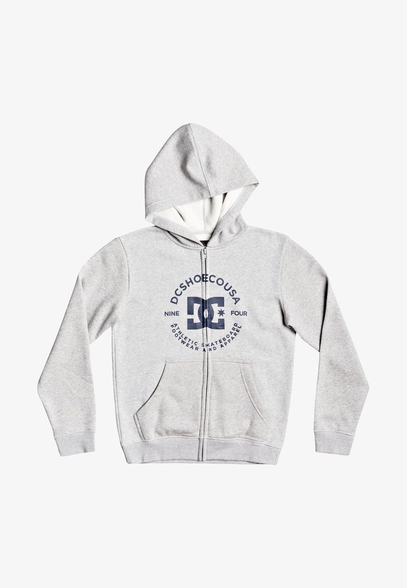 Sweat à capuche gris zippé avec une capuche doublée blanche, des poches avant, et un logo graphique bleu marine avec du texte sur la poitrine. Fabriqué en matériau doux.