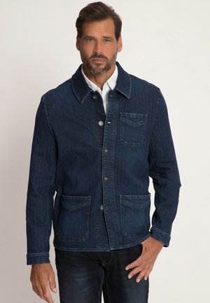 Mørkeblå denimjakke med krave, frontknapper, to store lommer og en lille brystlomme. Stoffet har en tekstureret finish.