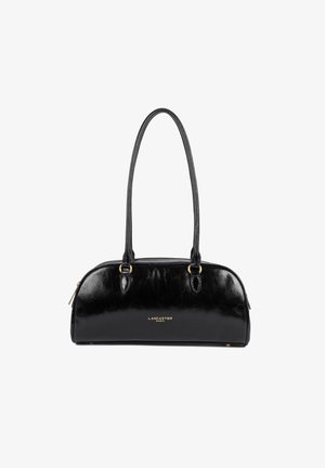 Borsa a tracolla in pelle nera con finitura lucida, forma curvata, manici doppi e accessori in oro. Presenta il marchio in oro sul davanti.