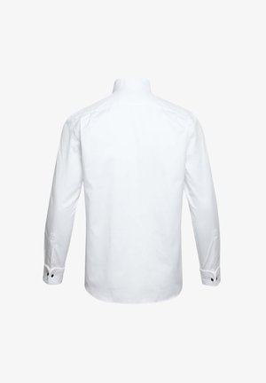 Camicia da uomo bianca a maniche lunghe vista da dietro, con colletto alto e polsini con bottoni, su sfondo bianco neutro.