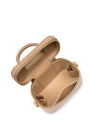 Gestructureerde beige tas met een ritssluiting, voorzien van een ronde handgreep, een gladde leren textuur en binnenzakken voor organisatie.