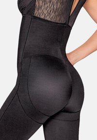 Schwarze Leggings mit hohem Taillenbund, nahtlosem Design und glatter Textur. Auffälliger runder Schnitt hinten.