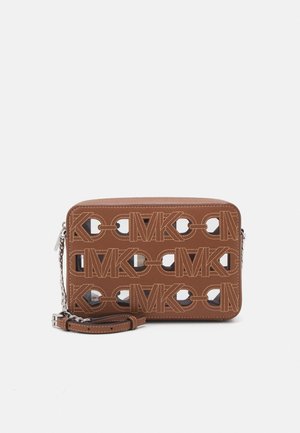 Braune Leder-Crossbody-Tasche mit ausgeschnittenem Design und eingepräge Logo, silbernen Kettenbeschlägen und einem abnehmbaren Riemen.