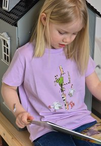 Laventeli puuvillapaita, jossa on värikäs sarjakuvamainen kuvasto eläimistä ja viehättävästä hahmosta. Pehmeä kangas, lyhyet hihat, pyöreä pääntie.