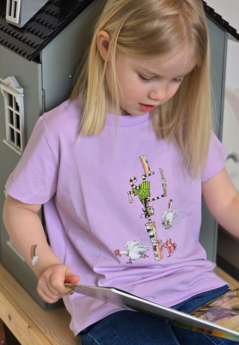 Laventeli puuvillapaita, jossa on värikäs sarjakuvamainen kuvasto eläimistä ja viehättävästä hahmosta. Pehmeä kangas, lyhyet hihat, pyöreä pääntie.