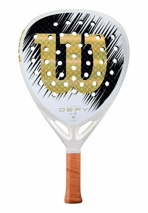 Pala de pádel Wilson Defy LS blanca con detalles gráficos negros, gran logo dorado Wilson y empuñadura marrón.
