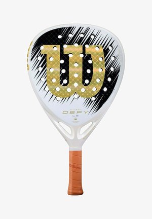 Pala de pádel Wilson Defy LS blanca con detalles gráficos negros, gran logo dorado Wilson y empuñadura marrón.