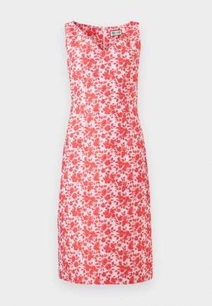 Robe blanche sans manches avec motif floral rouge, col en V, longueur au genou, silhouette ajustée, étiquette de la marque Paul & Joe à l'intérieur du col.