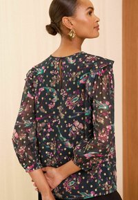 Love & Roses PRINTED CREW NECK-REGULAR FIT - Bluza - green bird metallic