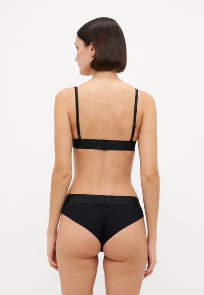 Reggiseno nero e slip bikini a vita alta. Spalline regolabili, tessuto morbido, dettagli minimi e design senza cuciture per il massimo comfort.