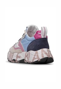 Sneaker multicolore caratterizzato da materiali in suede, pelle e rete. Suola chunky con testo "BLANK", accenti rosa, blu e navy. Linguetta del tallone rinforzata.