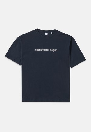 Camiseta de manga corta azul marino con el texto blanco "neanche per sogno" centrado en el pecho, cuello redondo, tamaño mediano.