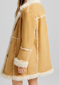 Bershka Halflange jas - camel