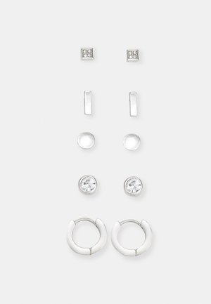 Ensemble de boucles d'oreilles en argent comprenant deux paires de clous et une paire de créoles. Comprend des pierres précieuses transparentes et une texture polie et lisse.