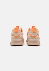 Steve Madden JPOSSESSION - Sneaker low - greige/orange