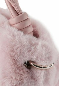 Borsa a mano in finta pelliccia rosa con manico in pelle liscia, caratterizzata da un anello in metallo argentato e una texture morbida e soffice.