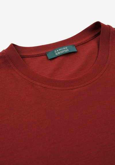 Maglietta rossa in cotone con collo rotondo, texture liscia e cuciture minime. Etichetta con la scritta "ZANONE icecotton". Senza pattern o accenti visibili.