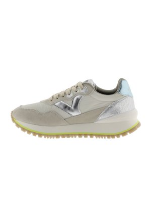 Zapatillas con parte superior de ante y textil en gris claro, acentos metálicos plateados, talón texturizado y suela de goma con un borde en verde lima.