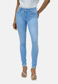 Jeans skinny de color azul claro, confeccionados en denim, con una cintura de altura media, diseño de cinco bolsillos y un ligero desgastado para un look clásico.