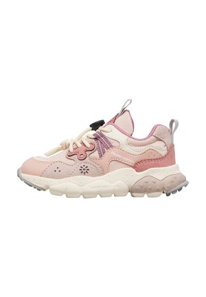 Różowo-beżowy dziecięcy sneaker z grubą teksturowaną podeszwą, sznurowaniem, pętelkami na języku i pięcie oraz nazwą marki "Flower Mountain" po boku.