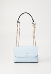 Borsa a spalla azzurro chiaro con catene dorate e top in pelle nera, con un logo triangolare Guess sulla patella anteriore.