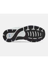 Sole di scarpe da corsa bianca e nera con motivi in gomma testurizzata e un design arrotondato; presenta un logo sul tallone e battistrada multidirezionali.