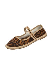 Zapato plano con estampado de leopardo marrón y negro, con costuras beige, una correa delgada con una hebilla redonda en la parte superior y punta redondeada.