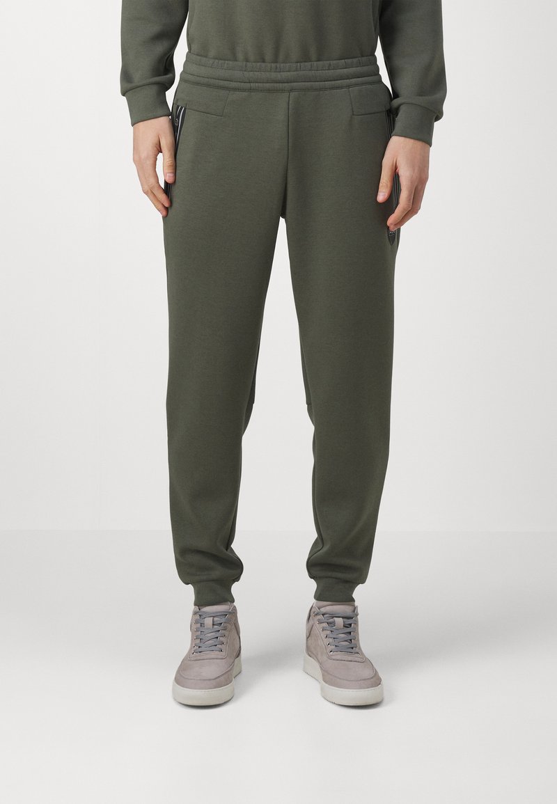 EA7 Emporio Armani - TROUSER - Tracksuit bottoms - verde scuro, Enlarge